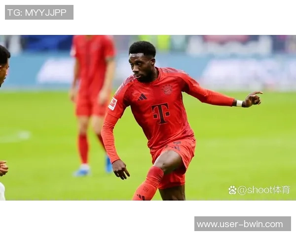 阿方索戴维斯与伊藤洋辉亮相拜仁今日训练场景