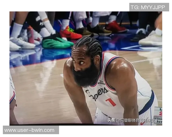 哈登关键时刻缺乏沟通两次让队友接球却未回头引发争议